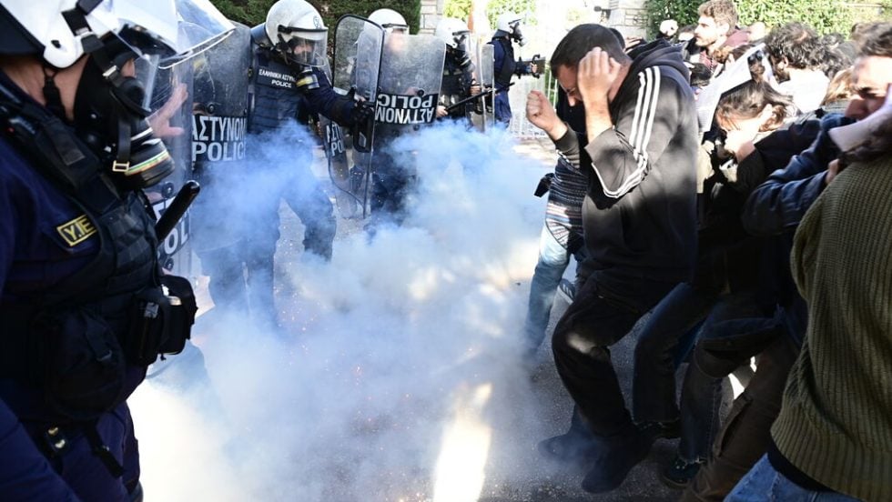 Επίθεση της αστυνομίας με κλομπ και χημικά στους εκατοντάδες φοιτητές που διαδήλωσαν χτες έξω από τη σύνοδο των πρυτάνεων